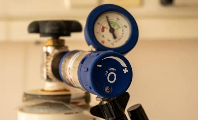 ¿Cómo ajustar un regulador de presión de agua?