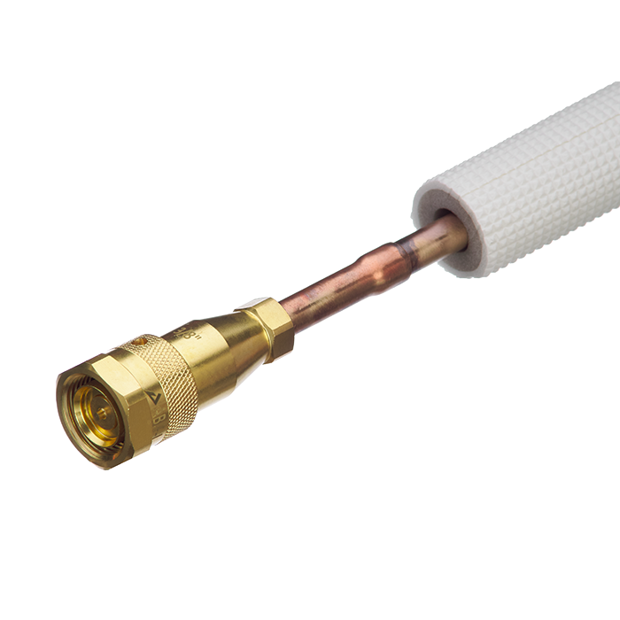 Conector de juego de l&iacute;neas precargadas y tubo de cobre.
